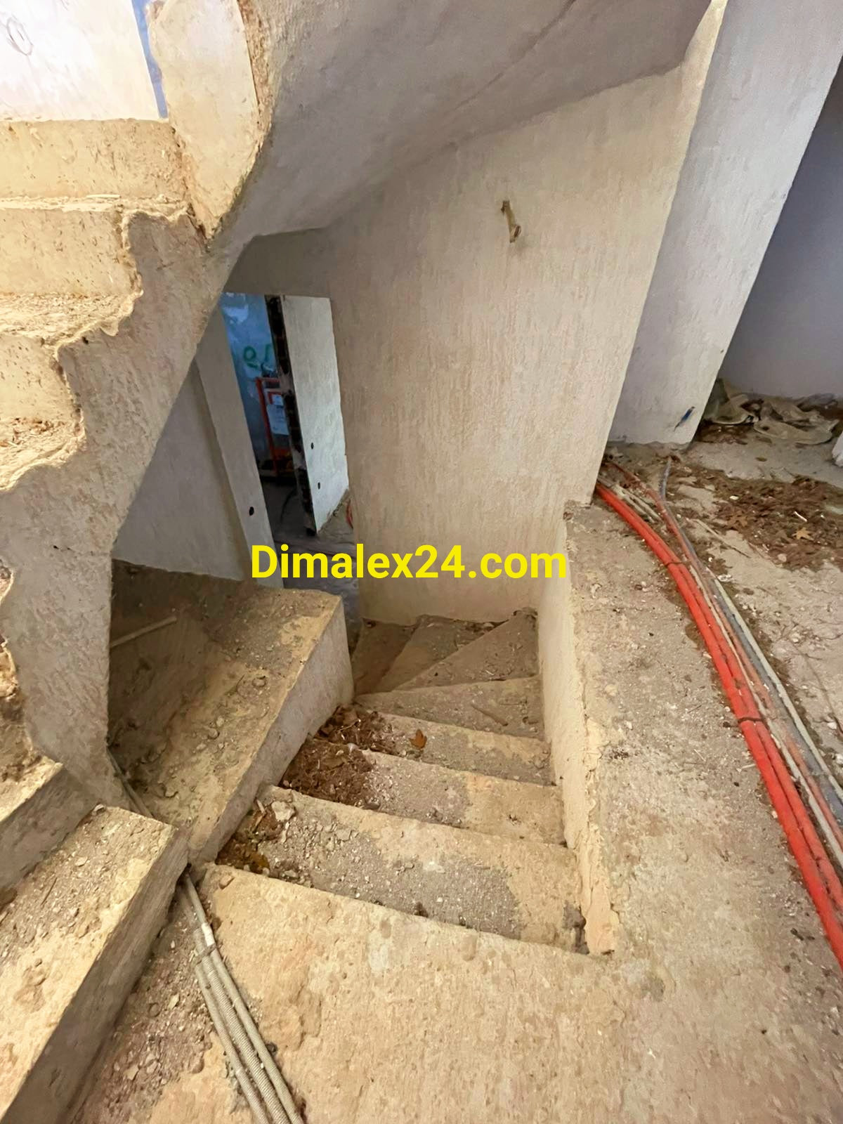 Вътрешно стълбище на триетажен имот на 150 м. от плажа на Платанитис,Гърция.