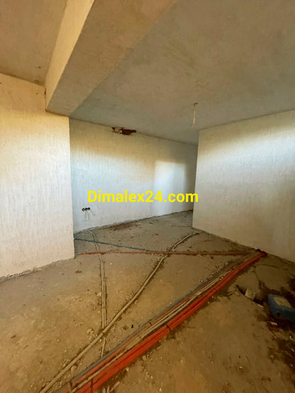 Просторна всекидневна на триетанжа недостроена къща с басейна на 150 м. от плажа на Платанитис,област Родопи, Гърция.