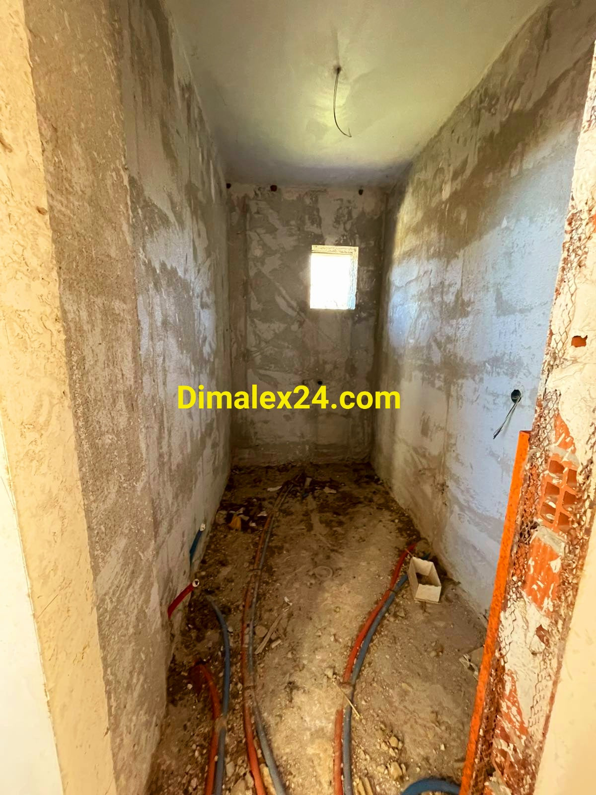 Помещение в недостроена къща с басейна на брега на морето в Платанитис,Северна Гърция,област Родопи.