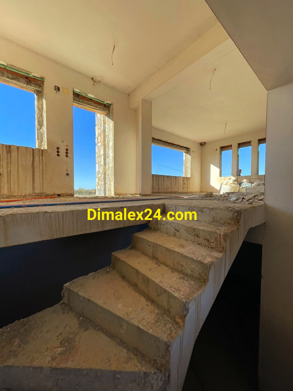 Стълбище водещо до последния етаж на триетажна недостроена къща с басейна на брега на морето с Платанитис,област Родопи.