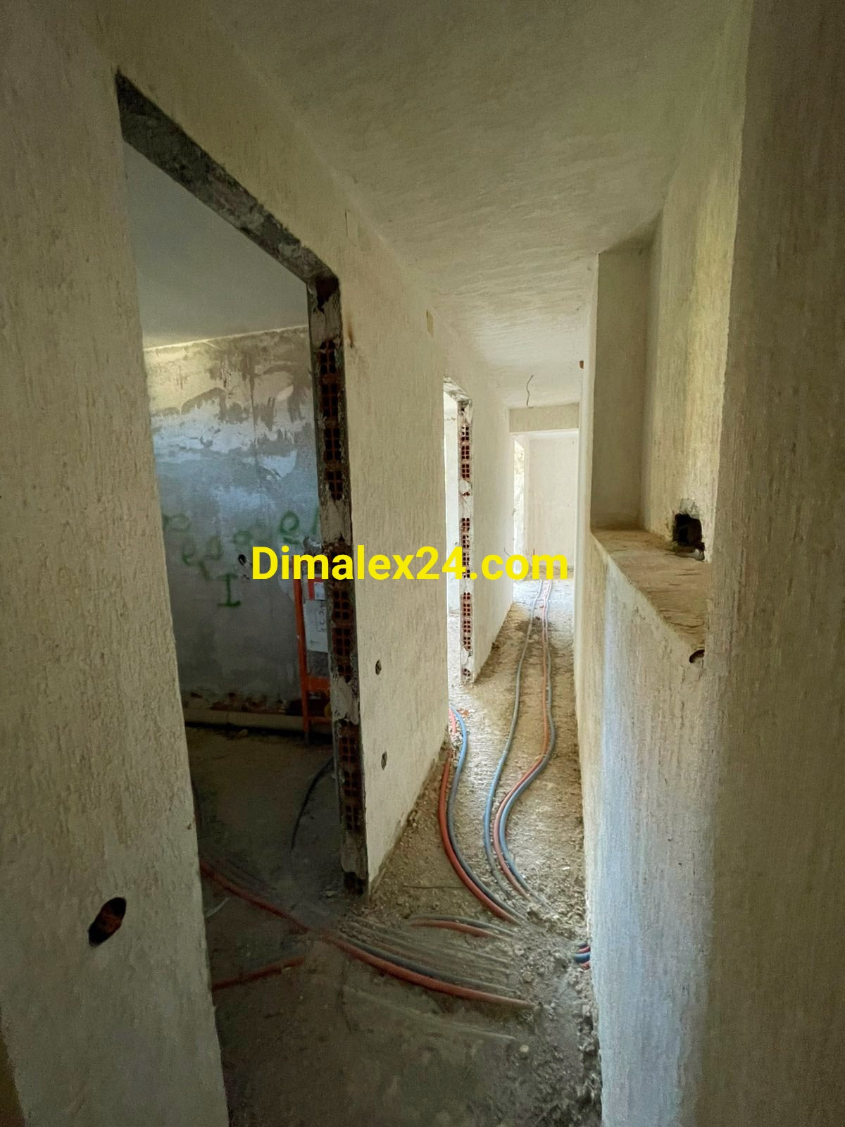 Светъл коридор водещ към няколко помещения на недостроена къща на брега на морето с басейн и просторен двор.Платанитис ,Северна Гърция,област Родопи.