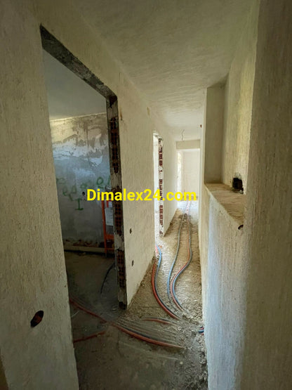 Светъл коридор водещ към няколко помещения на недостроена къща на брега на морето с басейн и просторен двор.Платанитис ,Северна Гърция,област Родопи.