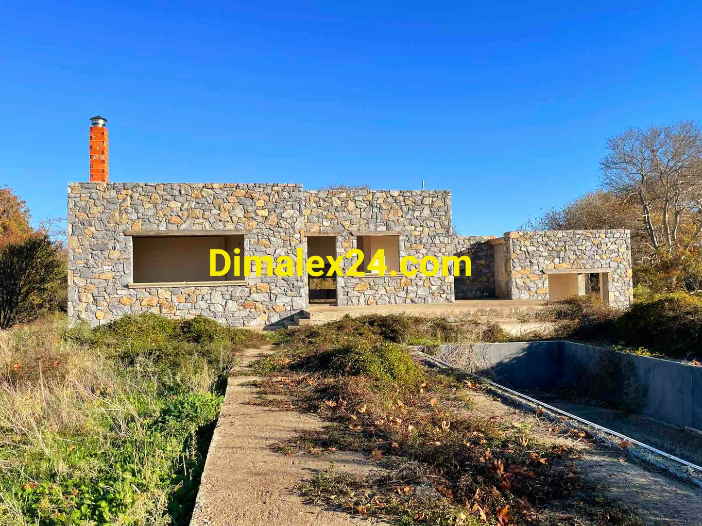 Недостроена къща с басейн на 150 метра от плажа на Платанитис,Северна Гърция,област Родопи.