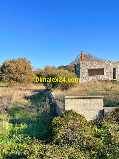 Част от просторен двор на недостроен имот в Платанитис,област Родопи,Гърция на 150 метра от плажа.