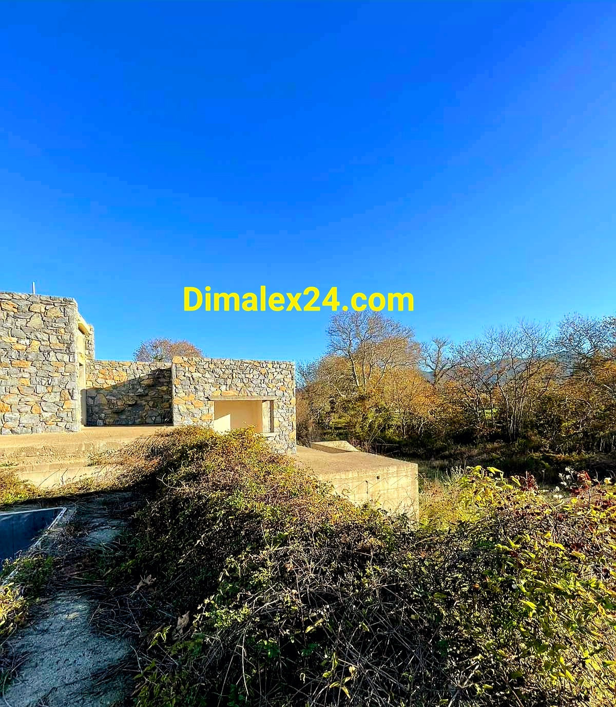 Триетажна къща от бетон и камък върху 4000 кв.м парцел.