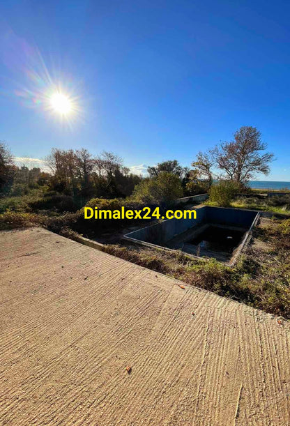 Басейн пред къща близо до плажовете на Платанитис на 150 м.