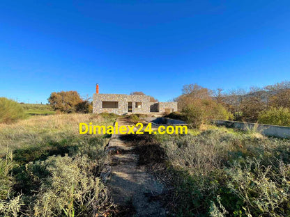 Недостроена къща с басейн на 150 м от морето в Платанитис.