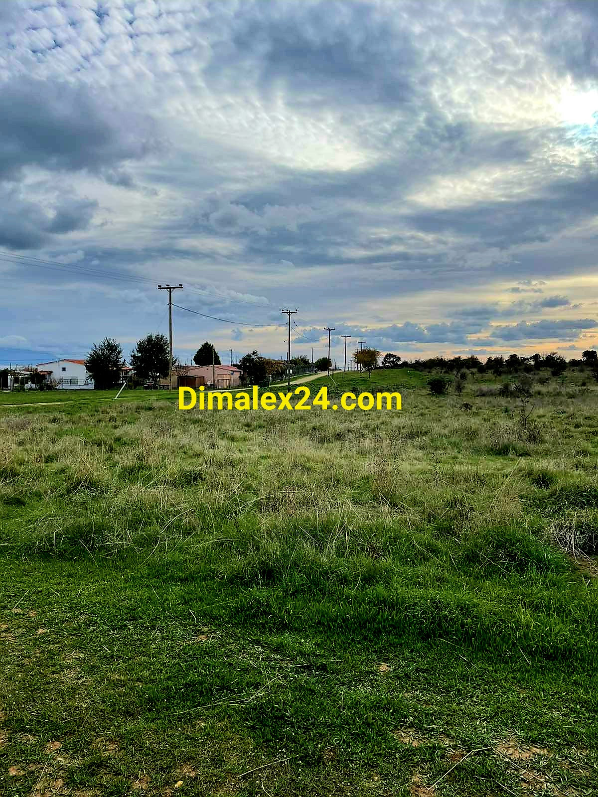 Просторен и равен парцел с площ от 8200 кв.м. на 580 м. от плажа - имот с голям инвестициоенен потенциал  Северна Гърция, Крионери.