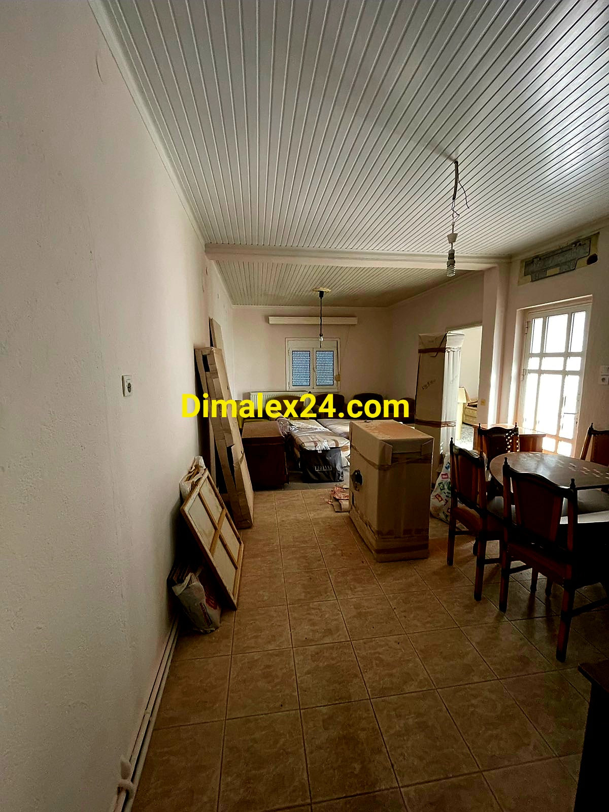 Вътрешен хол и кухня в къща в Кровили, идеален имот за инвестиция.