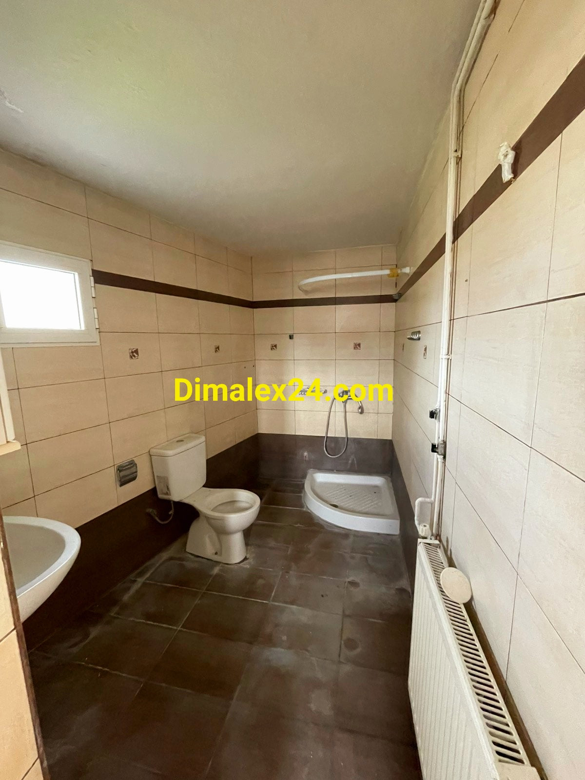 Просторна баня с цялостен санитарен възел,мивка,тоалетна и душ - имот в Кровили,област Родопи,Северна Гърция.