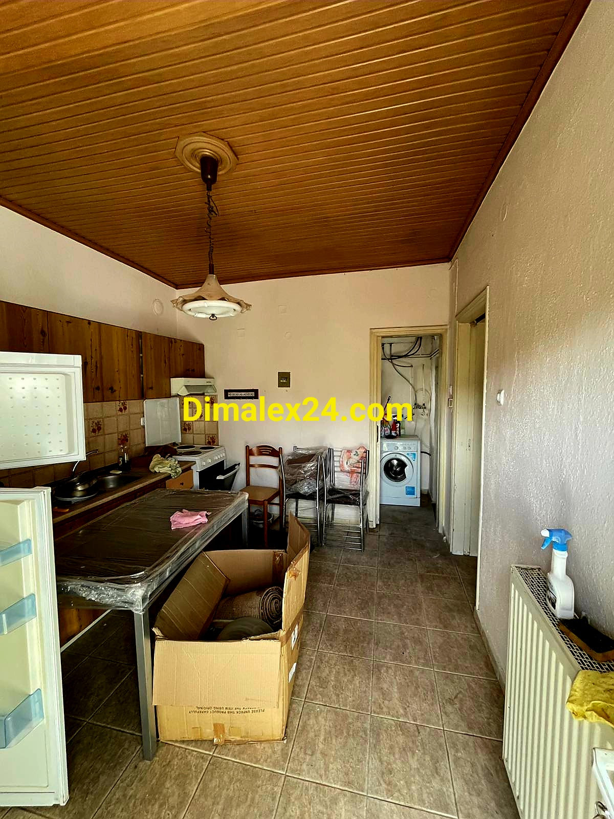 Кухненски бокс с всички електро уреди  и маса за хранене с четири стола - имот в Северна Гърция,област Родопи,Кровили.