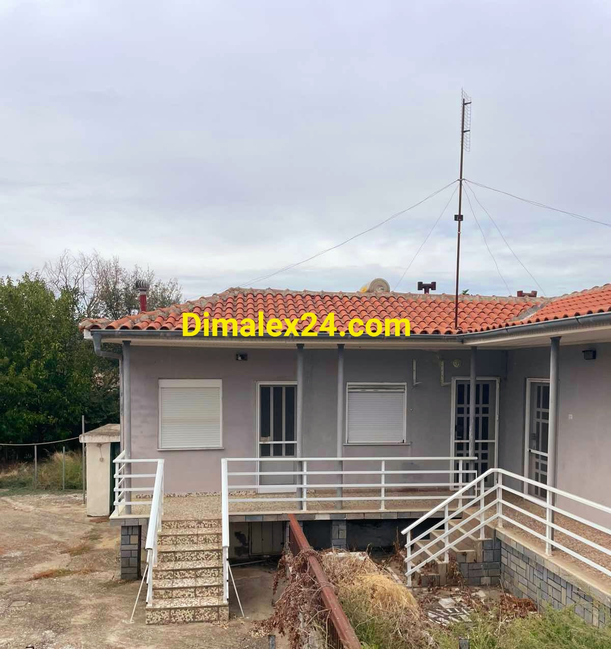 Едноетажна семейна къща с тераса ки две стълбища. имот в Кровили,Северна Гърция,област Родопи.