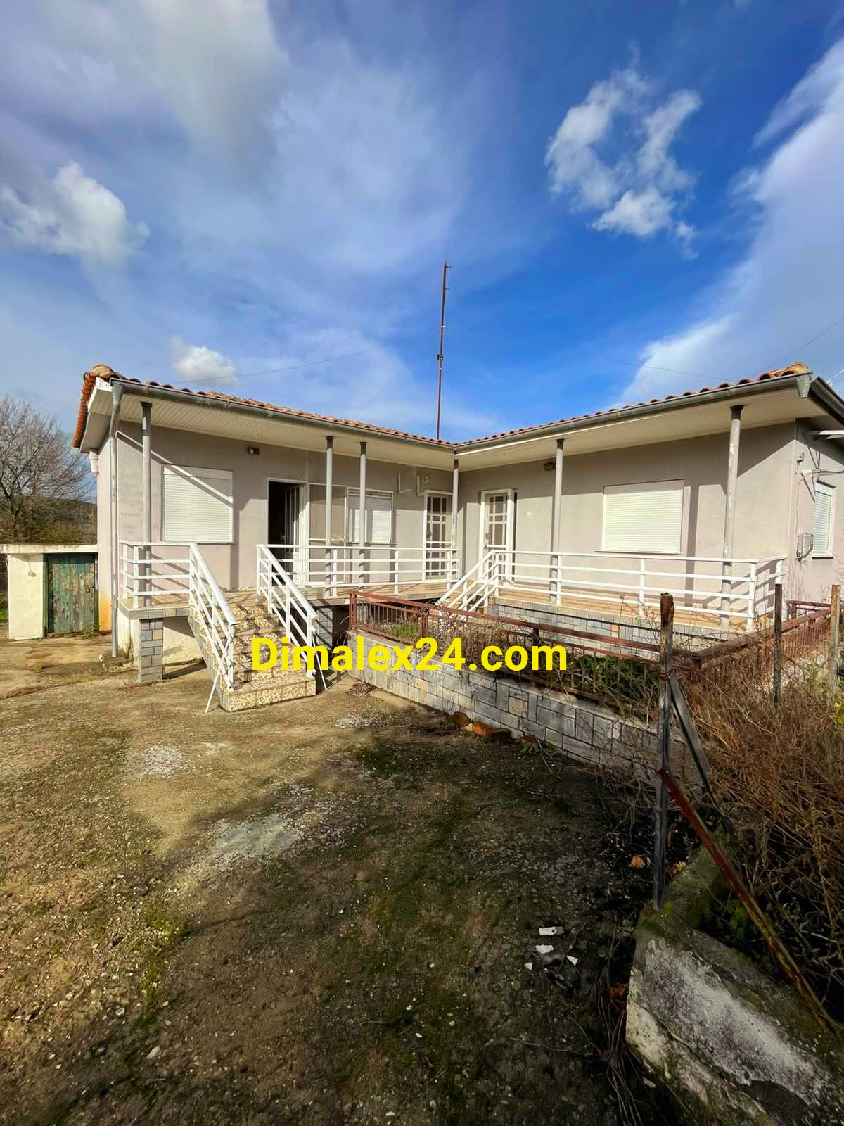 Геобразна къща с тераса, две стълбища и просторен двор с допълнителни постройки - кровили,област Родопи,Северна Гърция.