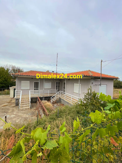 Изглед към къща с Кровили,Северна Гърция,област Родопи.