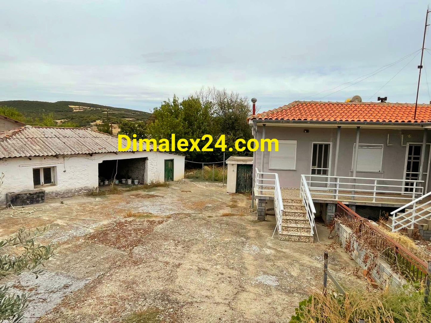 Двор с постройки и градинска зона в Родопи, Северна Гърция.