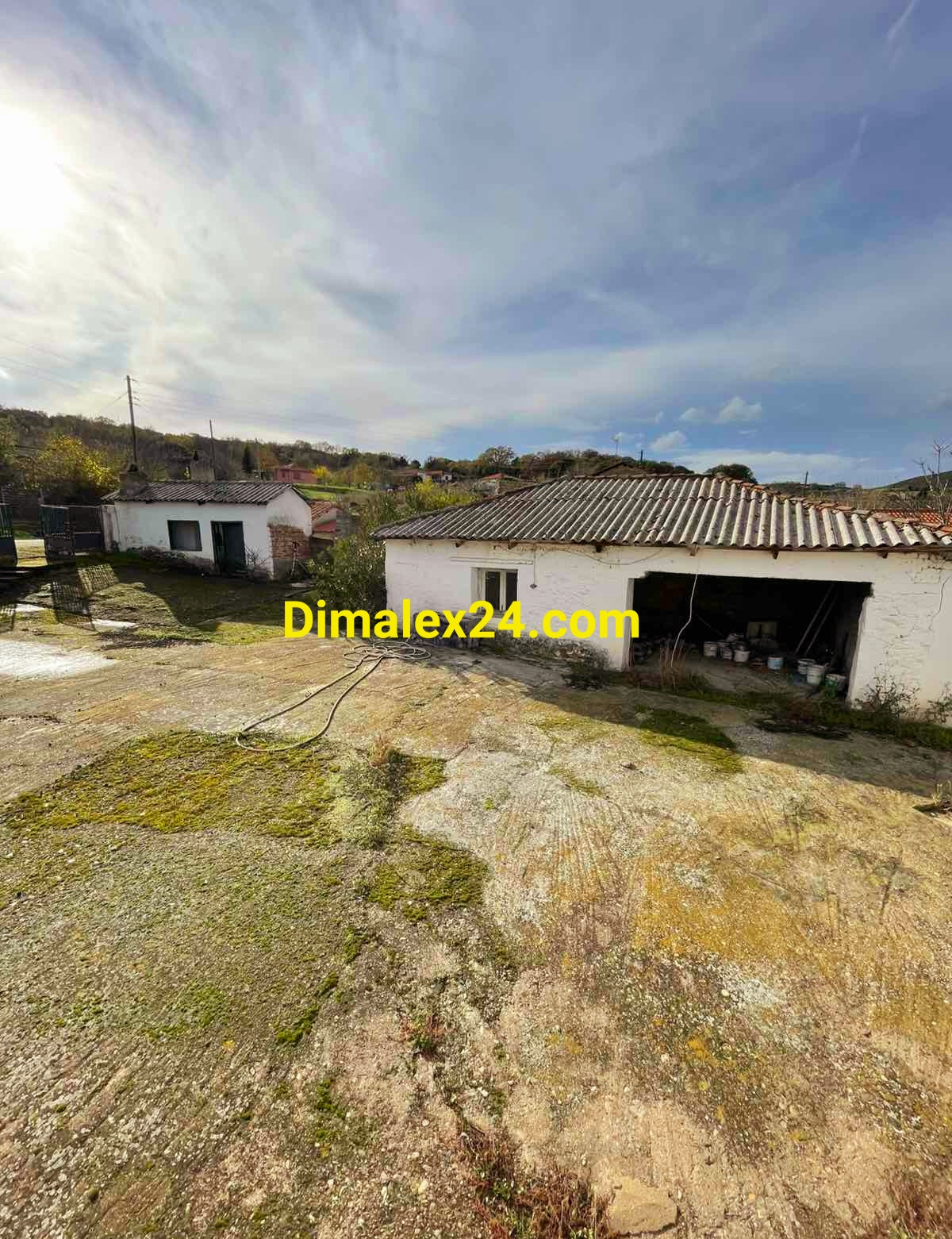 Двор с постройки и градинска зона в Родопи, Северна Гърция