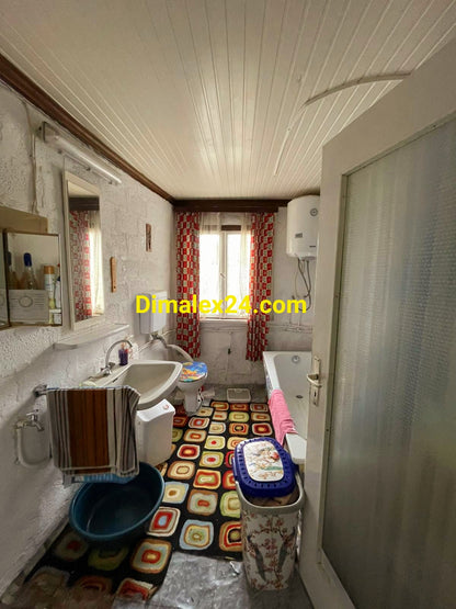 Баня с цялостен санитарен възел,мивка,тоалетна,вана и електрически бойлер - имот в Кровили,Гърция.