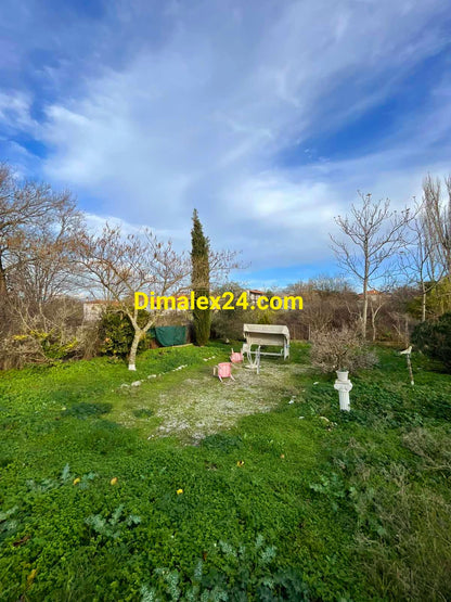 Озеленен двор с място за релакс на имот в област Родопи,Кровили.