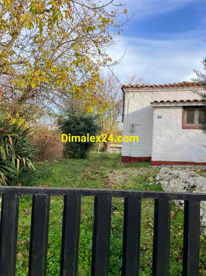 Предна част на двор с къща в Кровили,област Родопи.