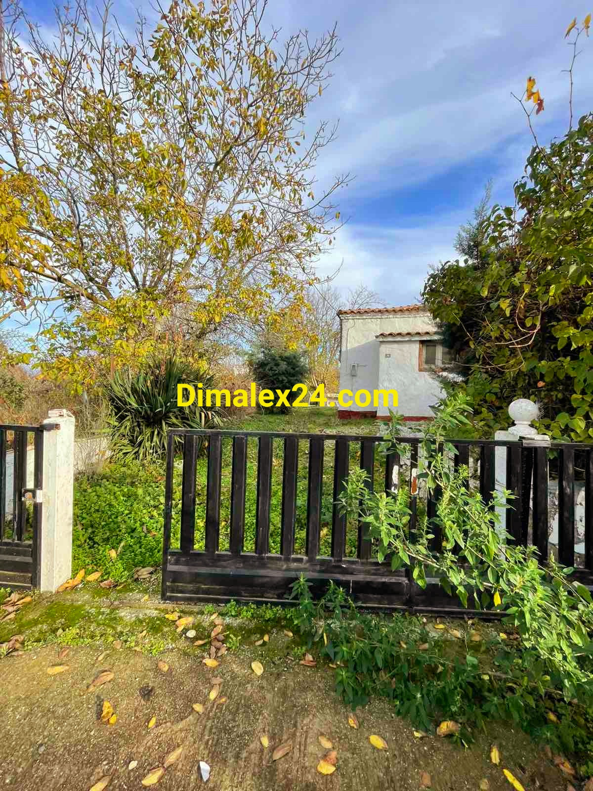 Масивна плъзгаща се порта за автомобил на двор на имот в Кровили,Северна Гърция.