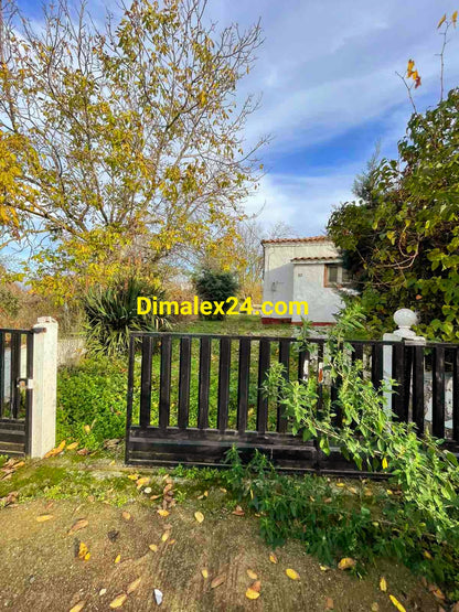 Масивна плъзгаща се порта за автомобил на двор на имот в Кровили,Северна Гърция.