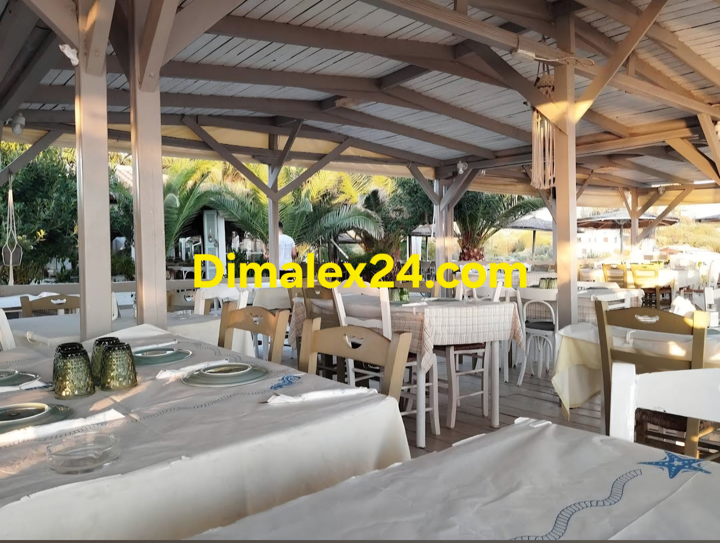 Работещ рибен ресторант на самия плаж в Северна Гърция,област Родопи, Платанитис.