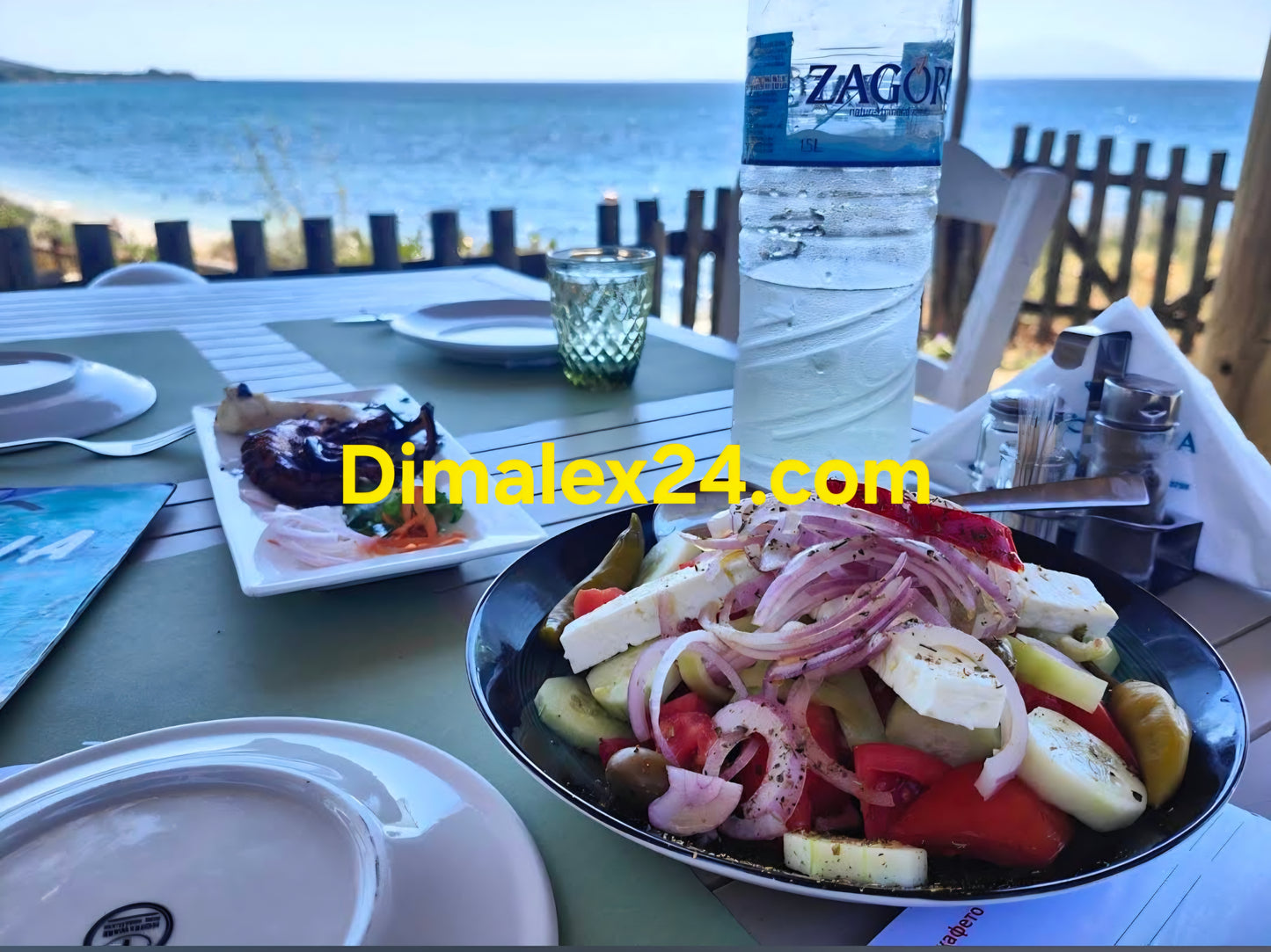 N.179 Рибен ресторант на брегът на морето в Северна Гърция, област Родопи, Платанитис - свежа салата и морска храна с изглед към морето.