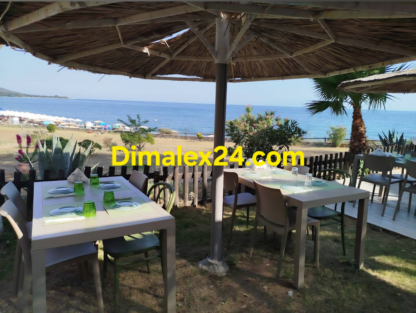 Ресторант за морска храна върху скала над морето с гледка към Самотраки, Северна Гърция.