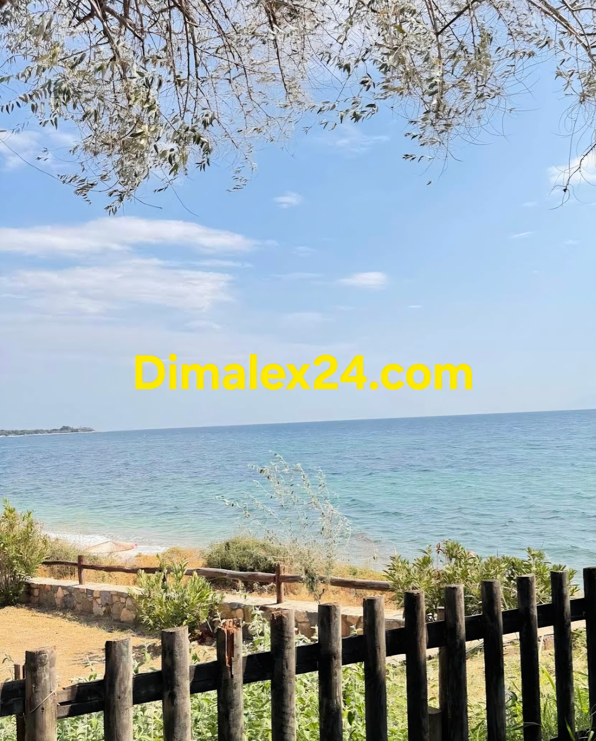 Панорамна морска гледка от рибен ресторат в Платанитис,област Родопи, Гърция.