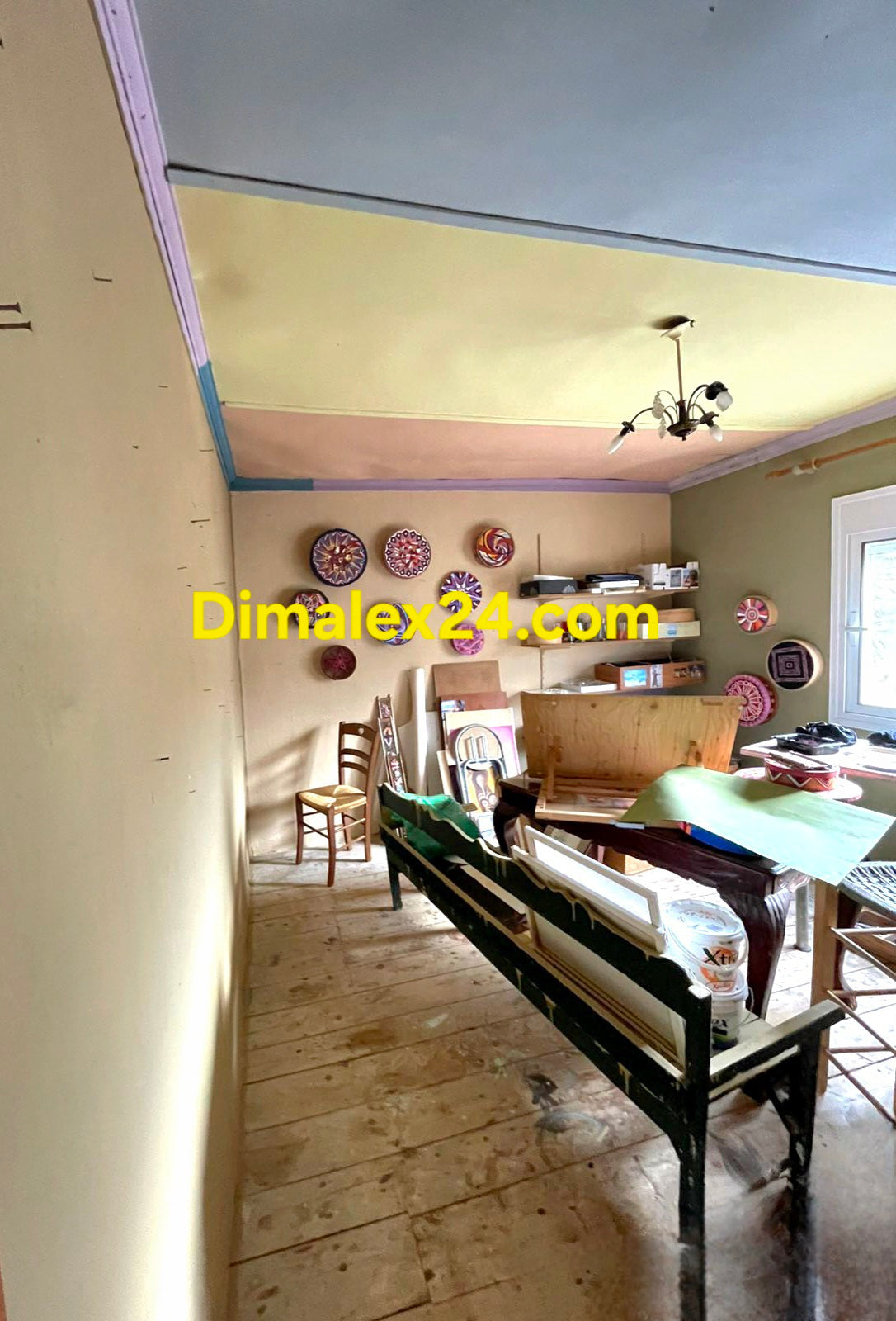 Просторнсветла всекидневна с Дървен под на имот в Гърция,област Родопи.