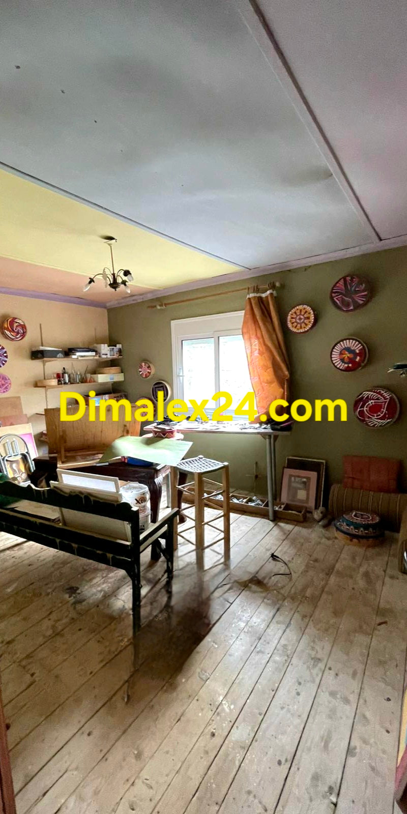 Просторна всекидневна с декоративни пана на стените на имот в Гърция,област Родопи,Птроскинитес.