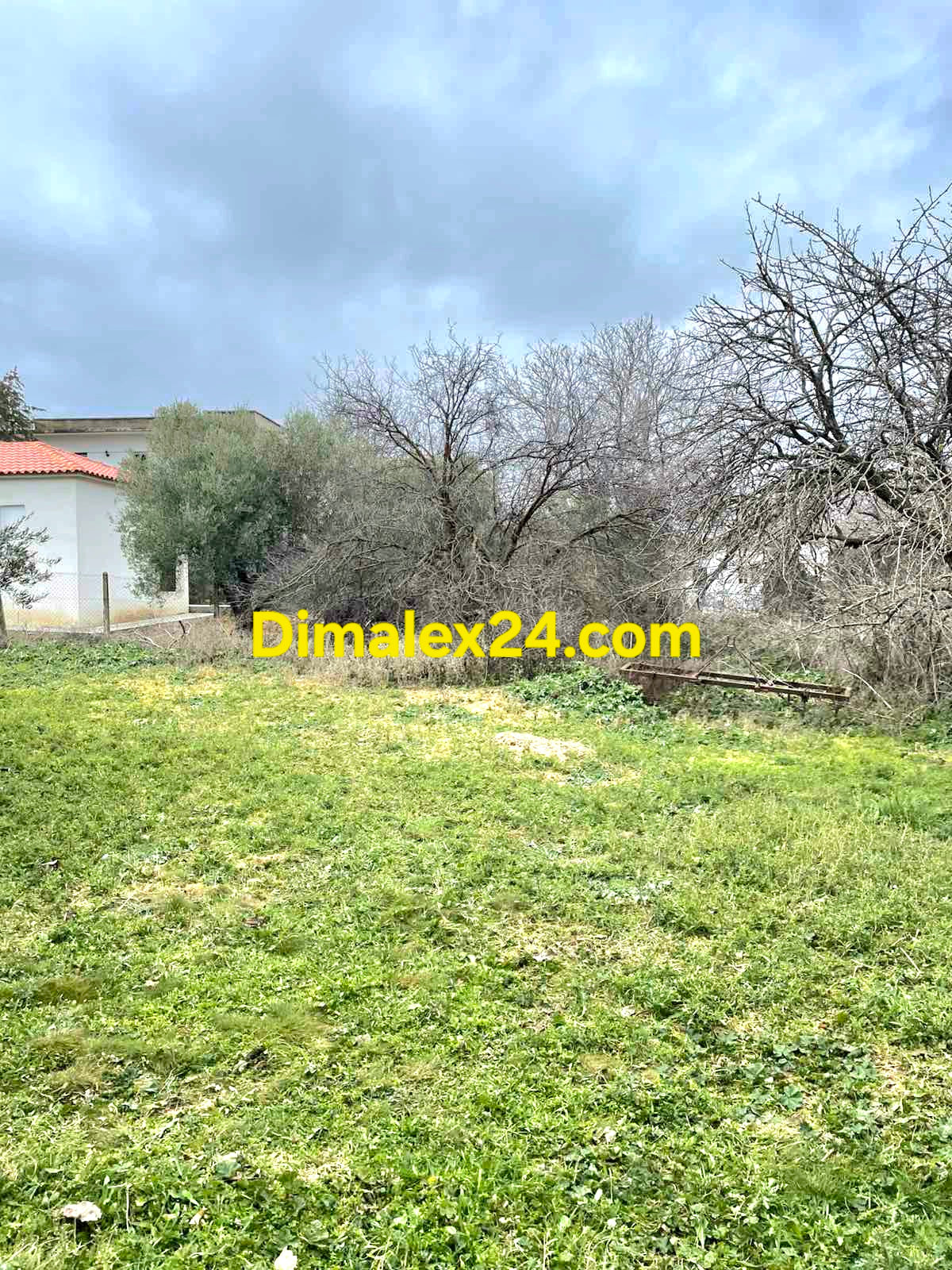 Земя с ток и вода в Проскинитес близо до морето.