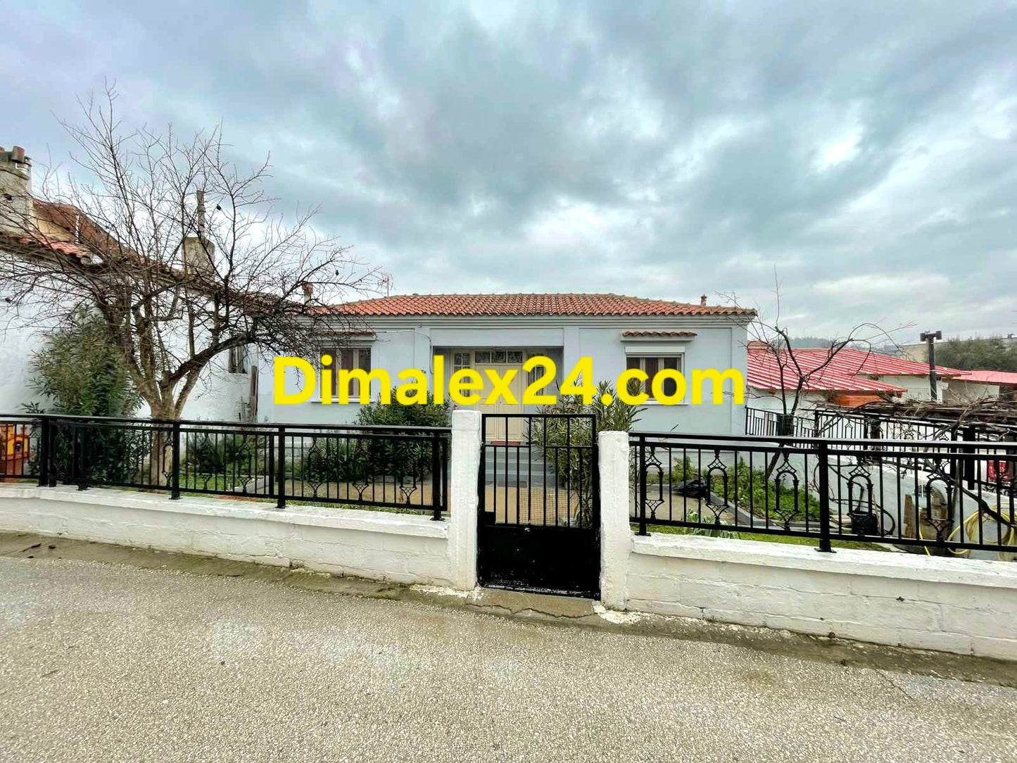 Къща с голям двор 950 кв.м в Ксилагани област Родопи.