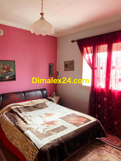 Къща в центъра на развито село Ксилагани, близо до магазини, ресторанти и услуги.