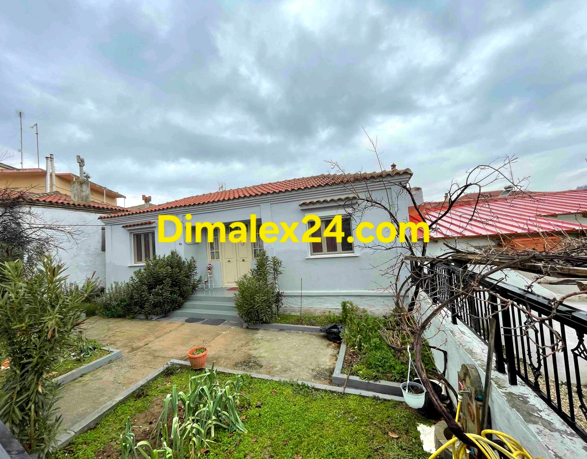 Имот в центъра на Ксилагани на 200 м от площада.