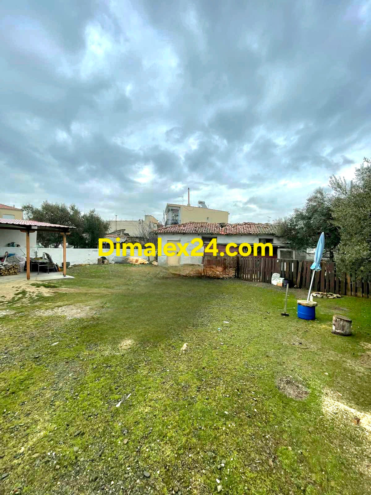 Къща с просторен озеленен двор в центъра на Ксилагани,област Родопи.