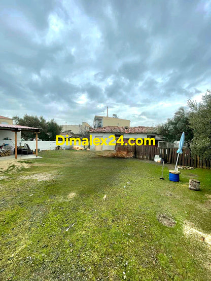 Къща с просторен озеленен двор в центъра на Ксилагани,област Родопи.