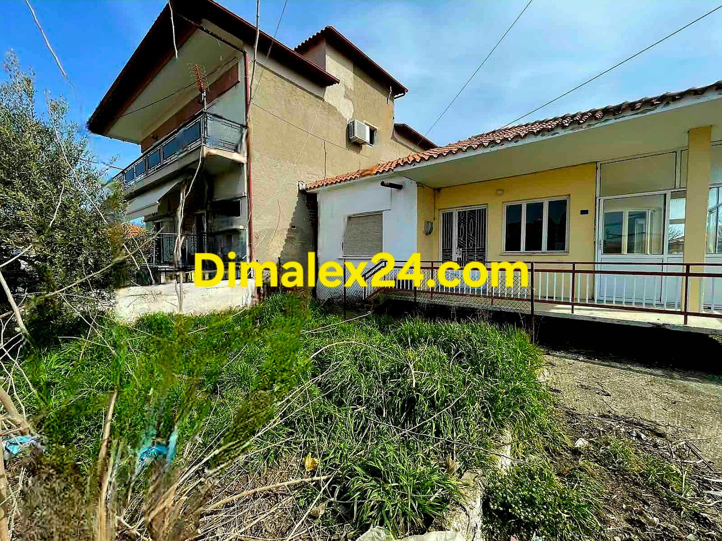 Имот в Северна Гърция близо до море сграда и двор.