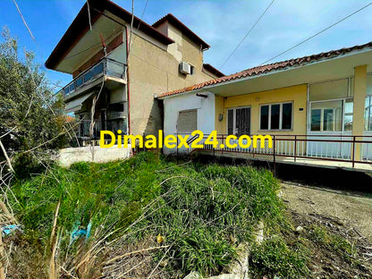 Имот в Северна Гърция близо до море сграда и двор.