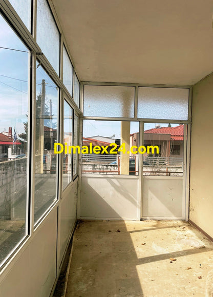 Къща в Гърция с веранда зимна градина алуминиева дограма.