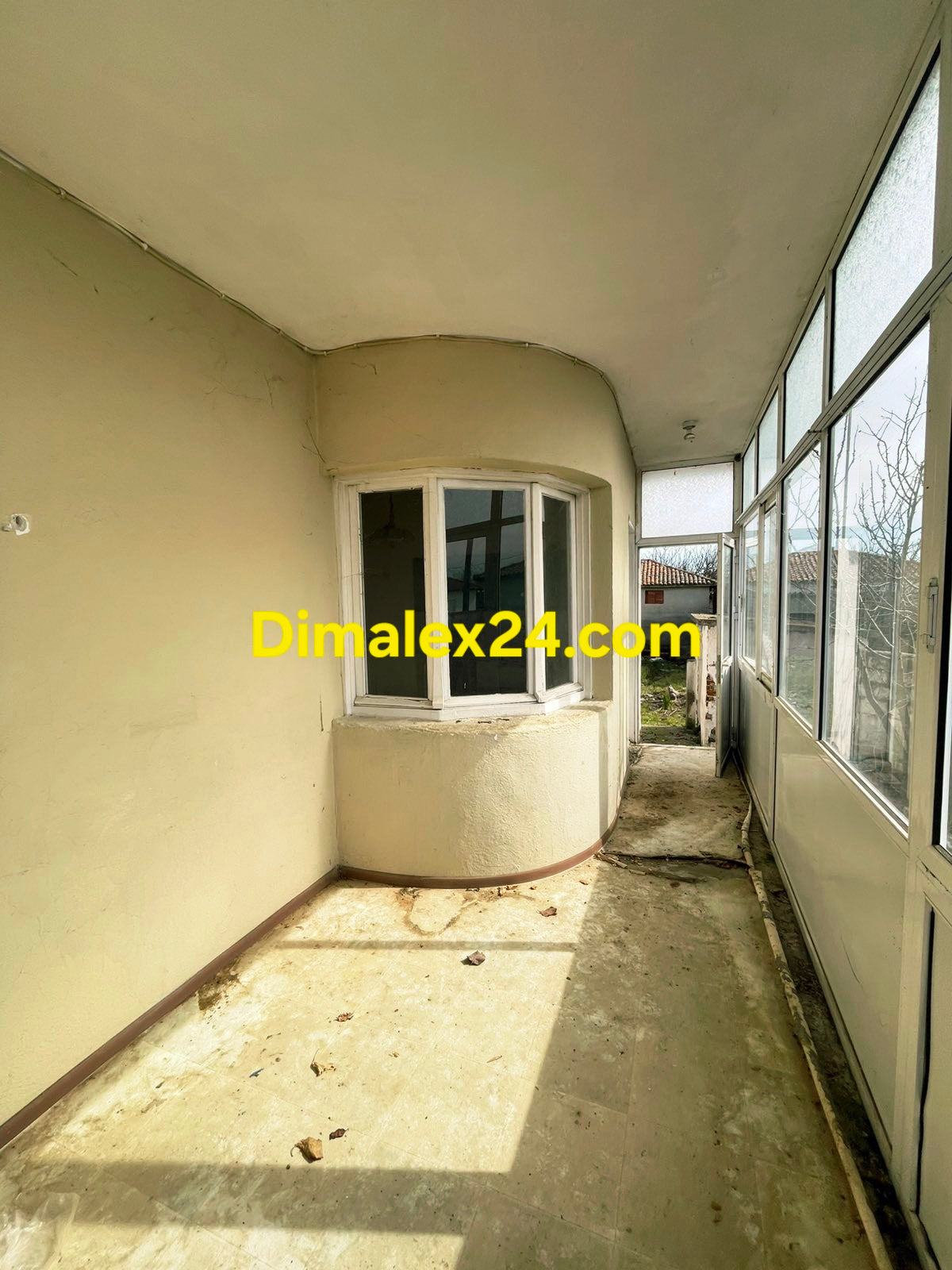 Къща с външна тераса и гледка към улица Гърция.