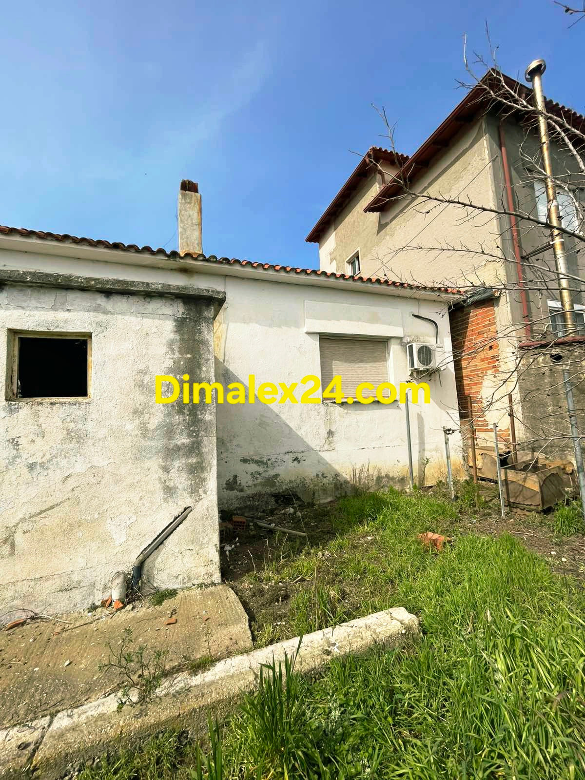 Имот в Гърция с допълнителна постройка склад.