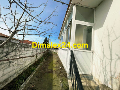 Къща с двор и стопански постройки Северна Гърция.