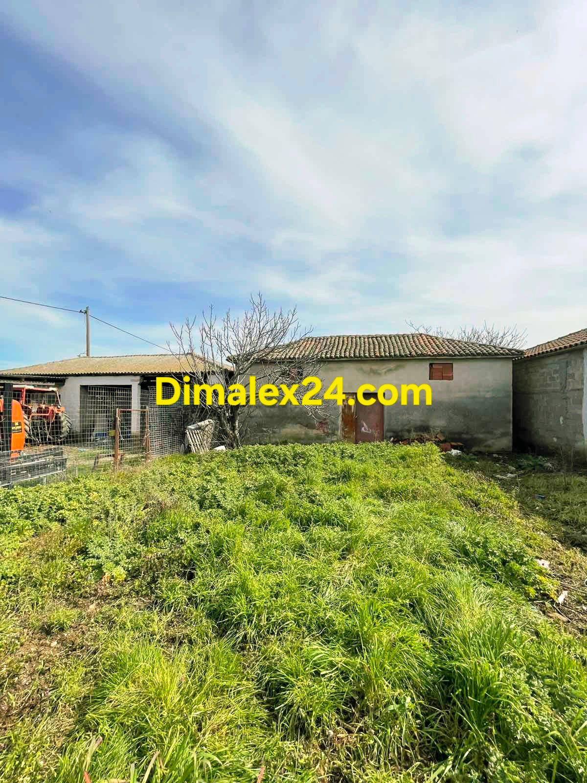 Имот в Гърция с допълнителна постройка склад.