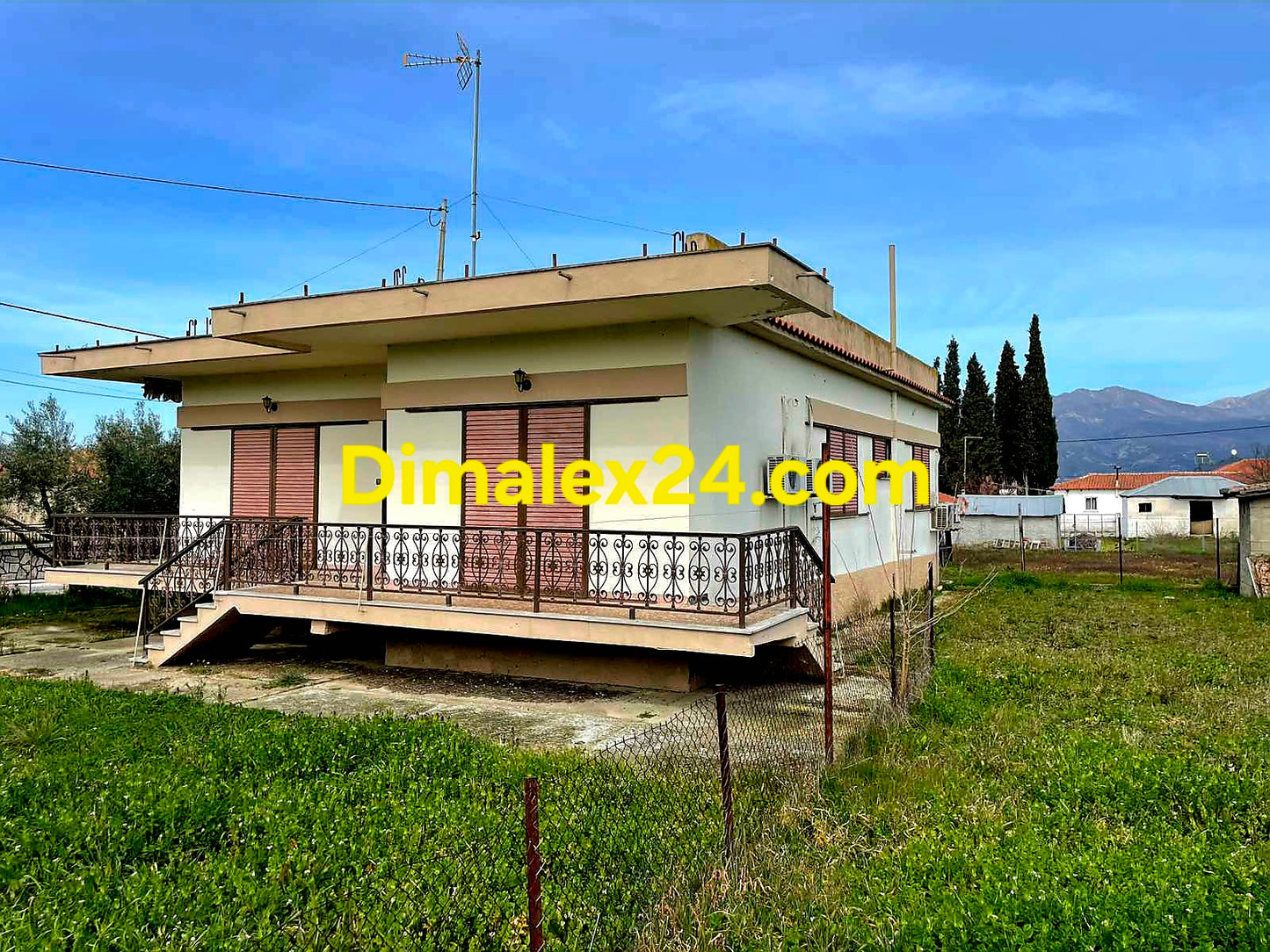 Ъглов имот в Северна Гърция лице на две улици.