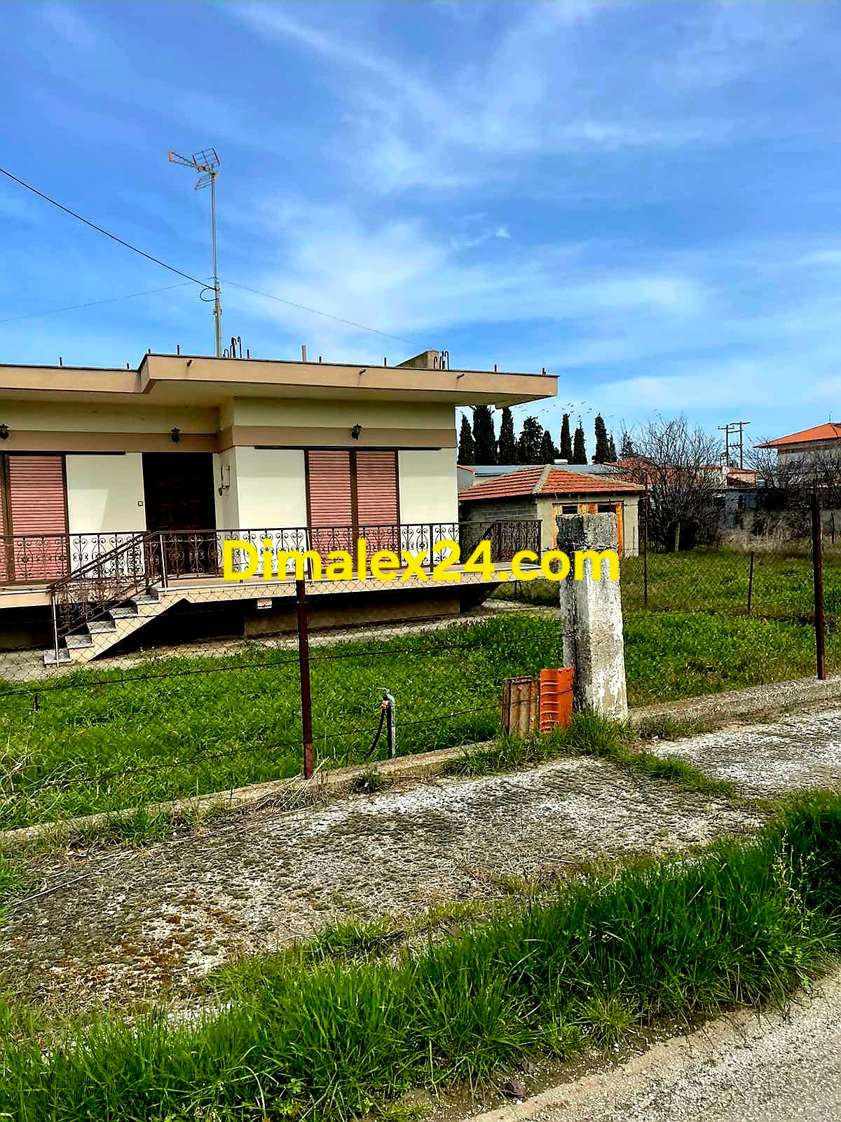 Къща с голяма тераса около цялата сграда Гърция.