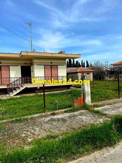 Къща с голяма тераса около цялата сграда Гърция.