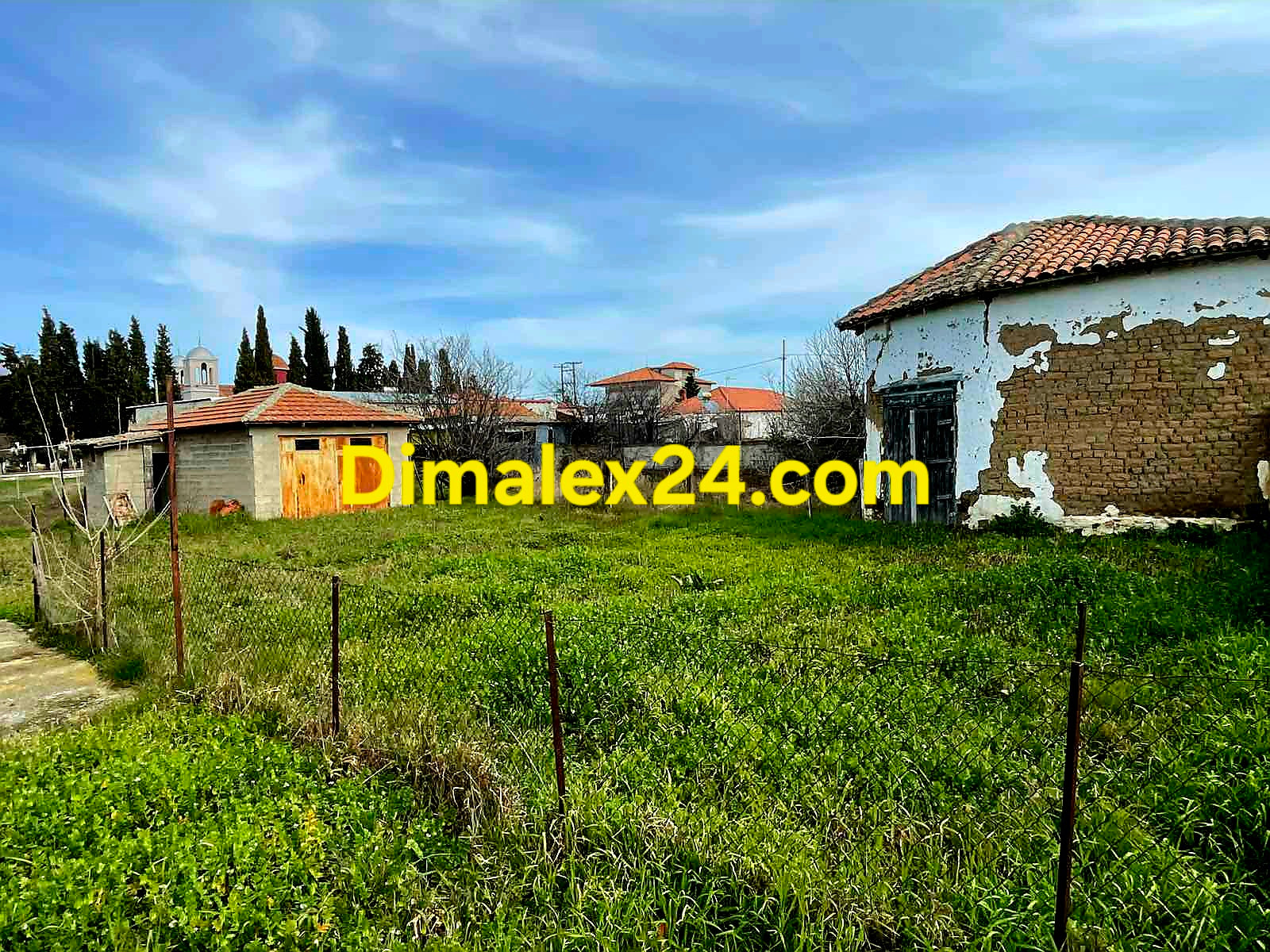 Къща с голям двор и ограда Гърция.