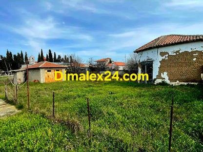 Къща с голям двор и ограда Гърция.
