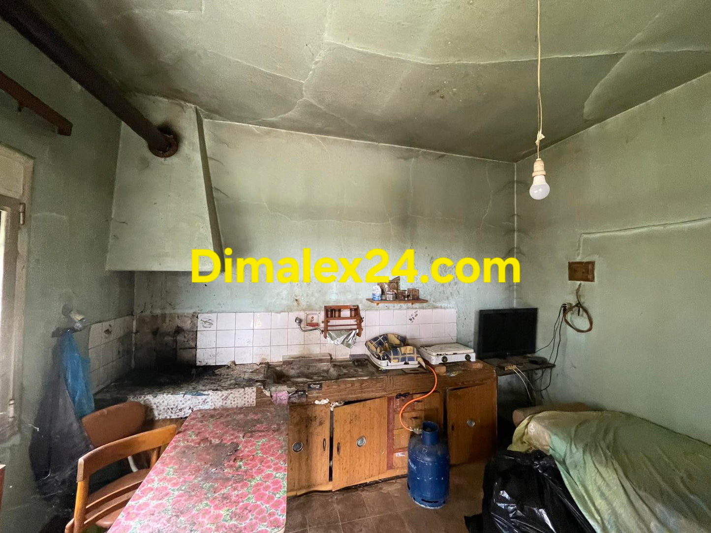 Имот за ремонт в Гърция с голям парцел, Неа Калитси на 10 км от морето.